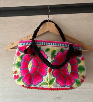 Bolso bordado flores rosa y verde