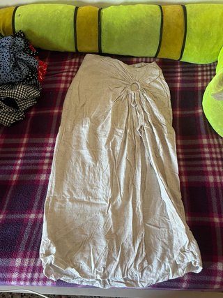 Falda beige larga con anilla