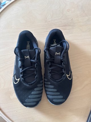 Nike Metcon 9 Negro/Dorado