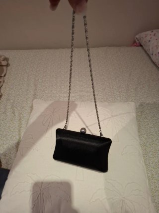 Bolso de fiesta negro con cadena plateada