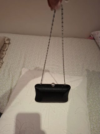 Bolso de fiesta negro con cadena plateada