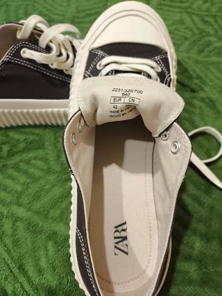 Zapatillas Zara Talla 42 Negras y Blancas