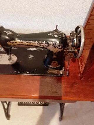 Máquina de coser SINGER antigua