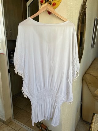 Bonita camisola blanca con lentejuelas