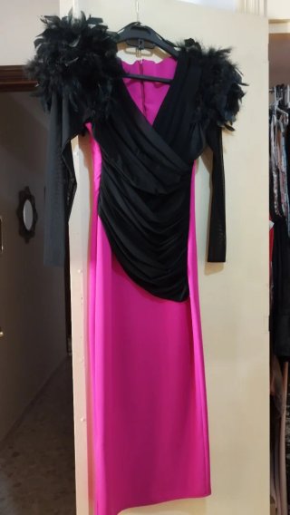 Vestido de fiesta negro y fucsia