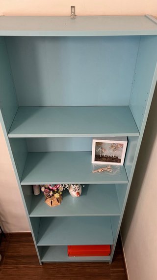 Estantería azul con baldas ajustables
