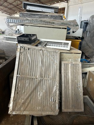 ConPuerta/rejilla de ventilación motor y manuales