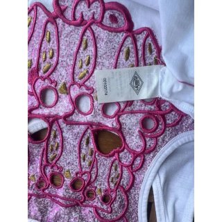 Camiseta blanca con bordado rosa metalizado