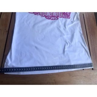 Camiseta blanca con bordado rosa metalizado