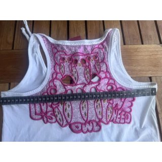 Camiseta blanca con bordado rosa metalizado