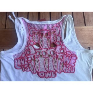 Camiseta blanca con bordado rosa metalizado