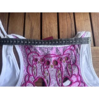 Camiseta blanca con bordado rosa metalizado