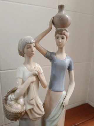 Figura de porcelana de dos mujeres en el campo