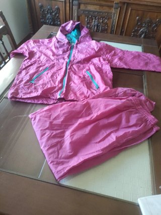 Chubasquero y pantalón rosa y turquesa