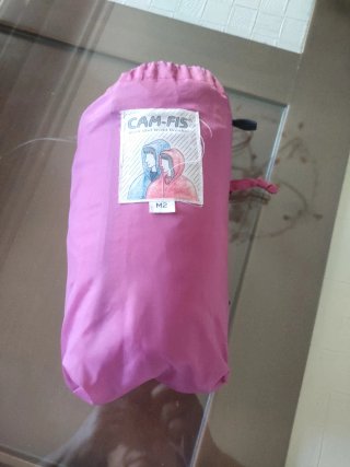 Chubasquero y pantalón rosa y turquesa