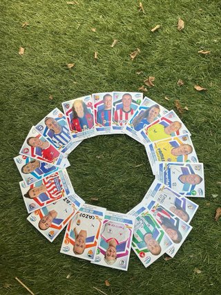 Caja Cromos Fútbol y Pokémon Variados