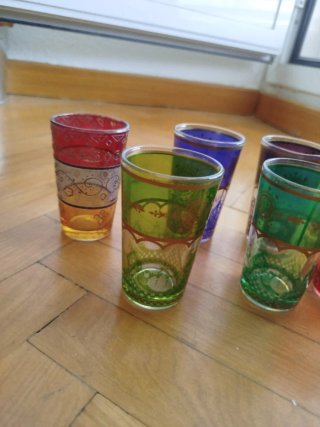 Vasos de Te moruno, hay 7 decorativos, sin uso