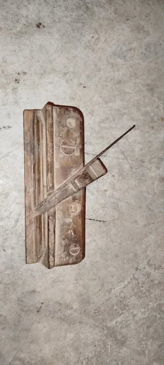Cepillo de carpintero antiguo de madera