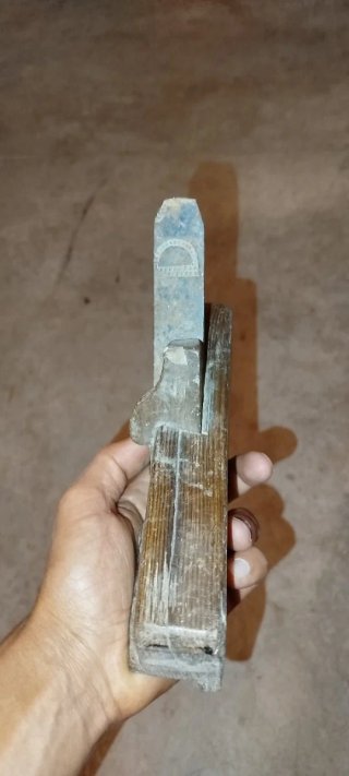 Cepillo de carpintero antiguo de madera