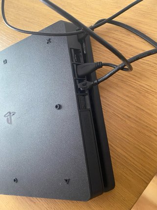 PS4 Slim Negra +4 Juegos + Mando