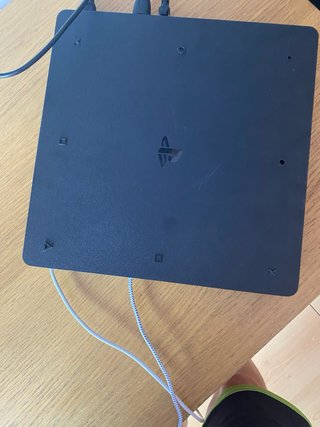 PS4 Slim Negra +4 Juegos + Mando