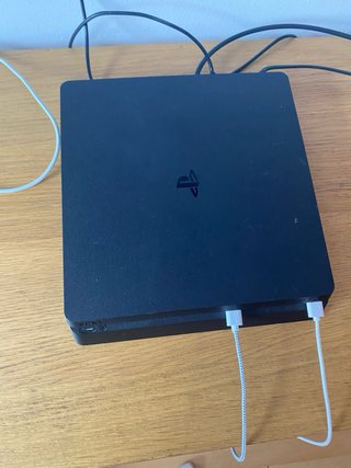 PS4 Slim Negra +4 Juegos + Mando