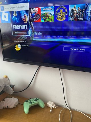 PS4 Slim Negra +4 Juegos + Mando