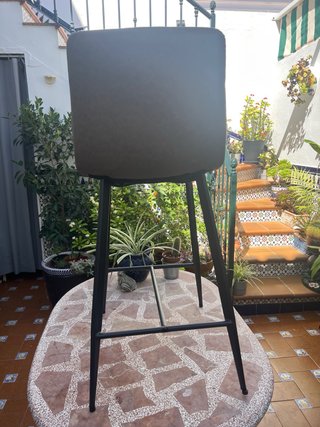 Silla alta beige y negra
