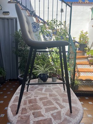 Silla alta beige y negra