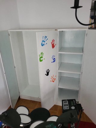 Armario blanco con espejo interior