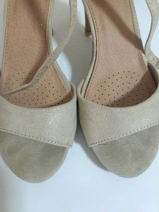 Zapatos de tacón beige y dorado
