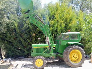 Tractor John Deere 3120 con pala El León