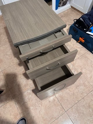 Cómoda de madera y plástico