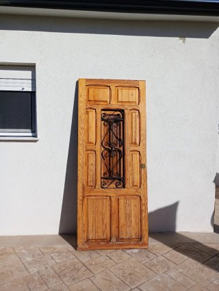 Puerta madera pino calle