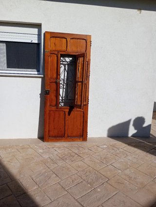 Puerta madera pino calle