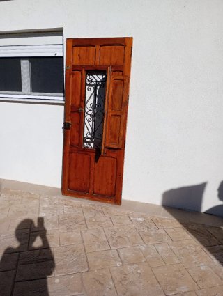 Puerta madera pino calle
