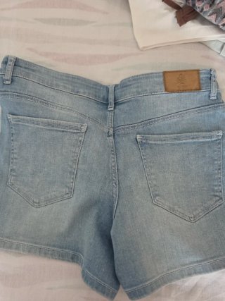 Pantalón corto vaquero con detalles