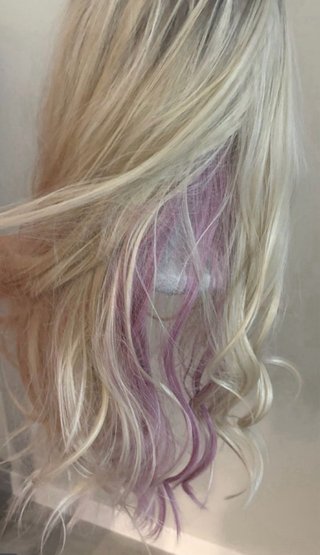 Peluca rubia con mechas rosas ondulada