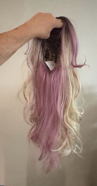 Peluca rubia con mechas rosas ondulada