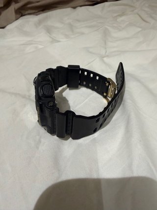 Reloj G-Shock Negro y Dorado