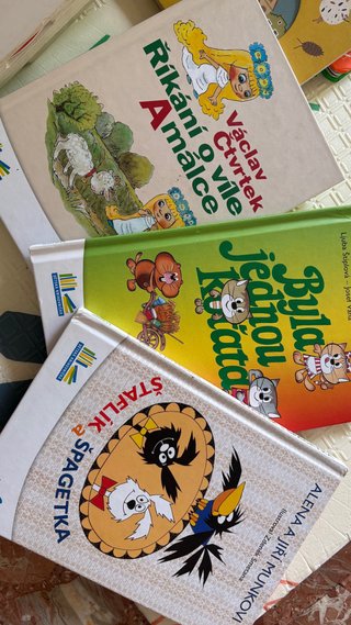 Lote de libros en checo