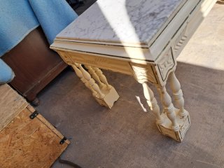 Mesa auxiliar de madera y mármol