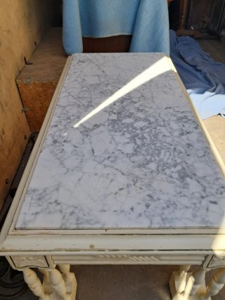 Mesa auxiliar de madera y mármol