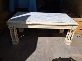 Mesa auxiliar de madera y mármol