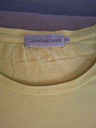 Camiseta Calvin Klein amarilla con logo