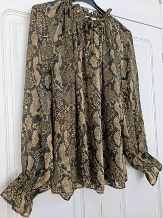 Camisa H&M gasa estampado serpiente