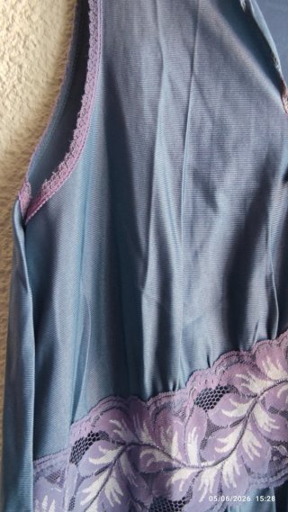 Camisón y bata con encaje morado