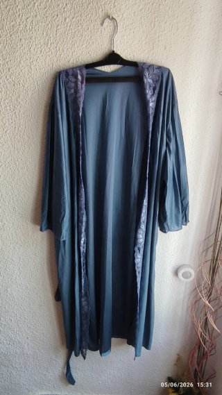 Camisón y bata con encaje morado
