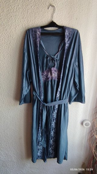 Camisón y bata con encaje morado