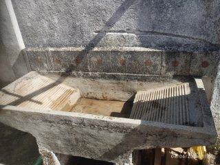 Pila de lavar antigua de granito de dos cantos